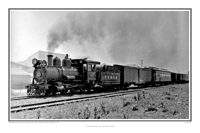 Composição mista puxada por uma locomotiva a vapor Mallet, chegando na estação de Santa Maria, em 1957