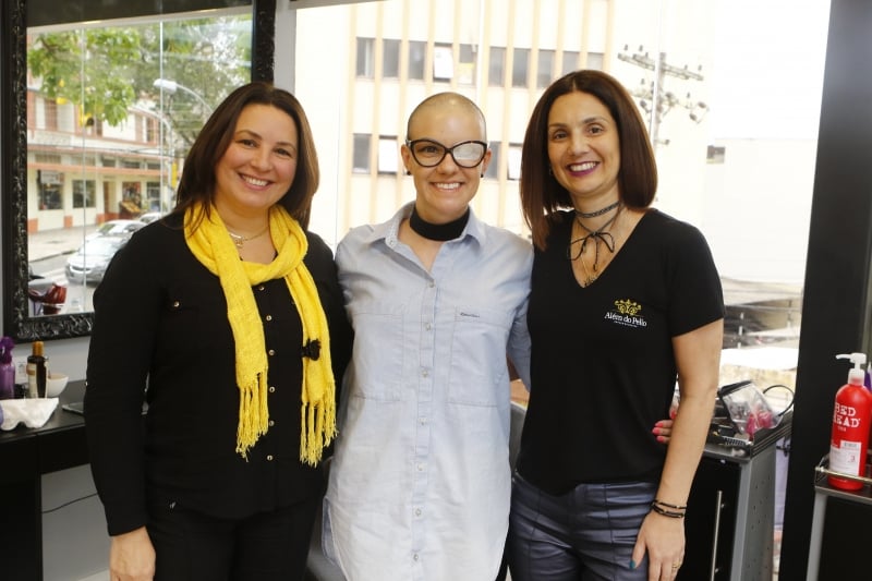 Entrevista com Tanira, dona do salão de beleza Além do Pello, que oferece tratamento capilar para vítimas do câncer.  Foto: Fredy Vieira/JC