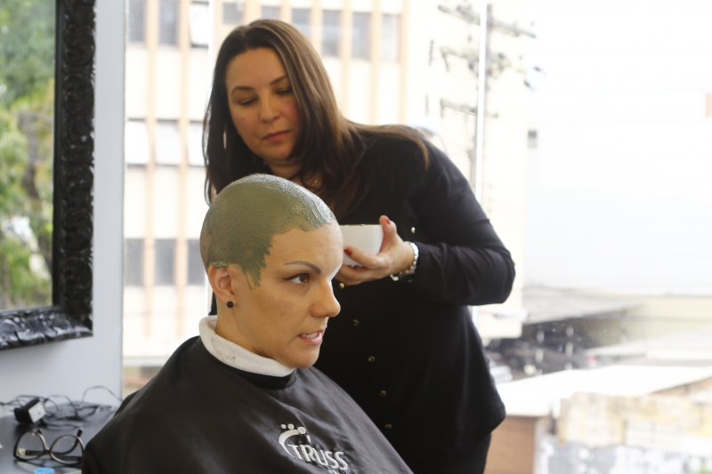 Entrevista com Tanira, dona do sal&atilde;o de beleza Al&eacute;m do Pello, que oferece tratamento capilar para v&iacute;timas do c&acirc;ncer.  Foto: Fredy Vieira/JC