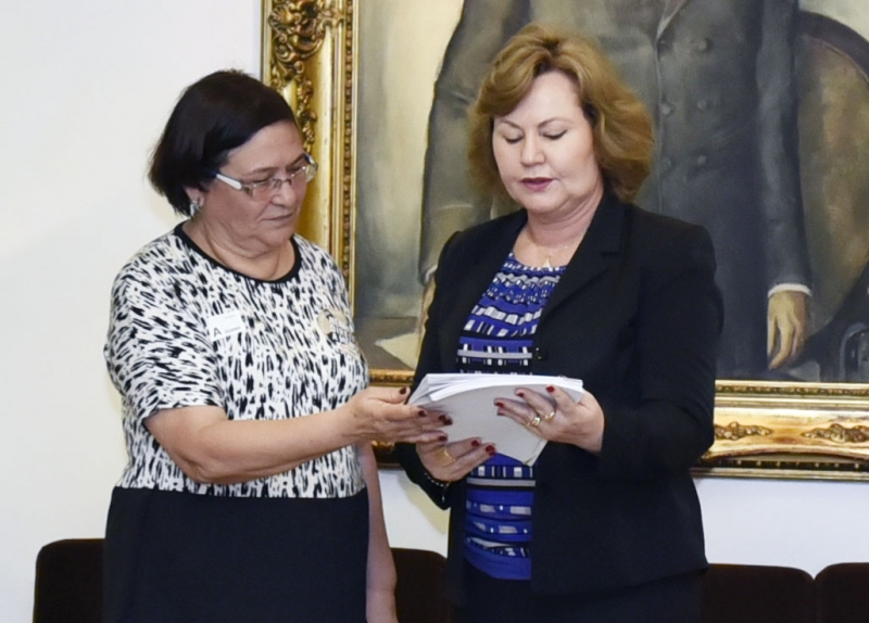 Helenir Schürer (e) entregou documento à presidente da AL, deputada Silvana Covatti (d)