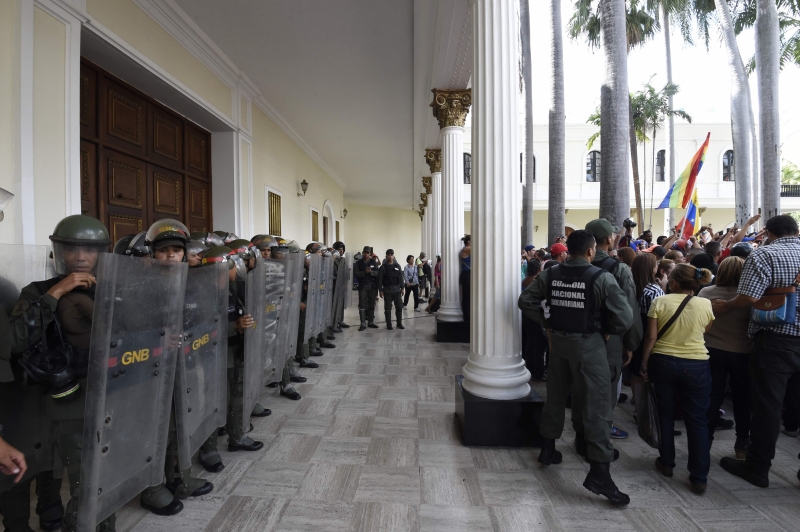 Apoiadores de Maduro invadiram local durante votação no domingo