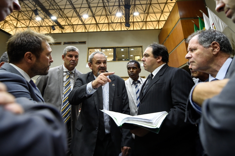 Cappellari (c) compareceu ao plenário para dialogar com vereadores