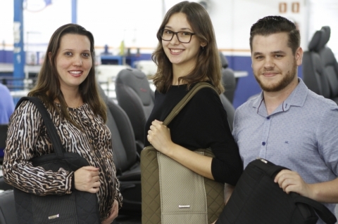 Daniela, da Capital, repassa sobras da Courotec para P&acirc;mela e Antonio produzirem bolsas em Canoas