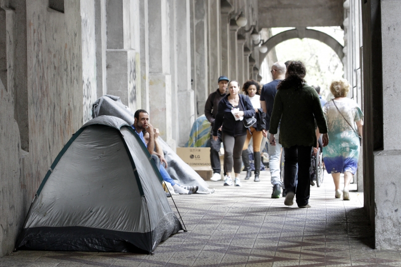 Viaduto Otávio Rocha, no Centro da Capital, transformou-se em um acampamento de sem-teto