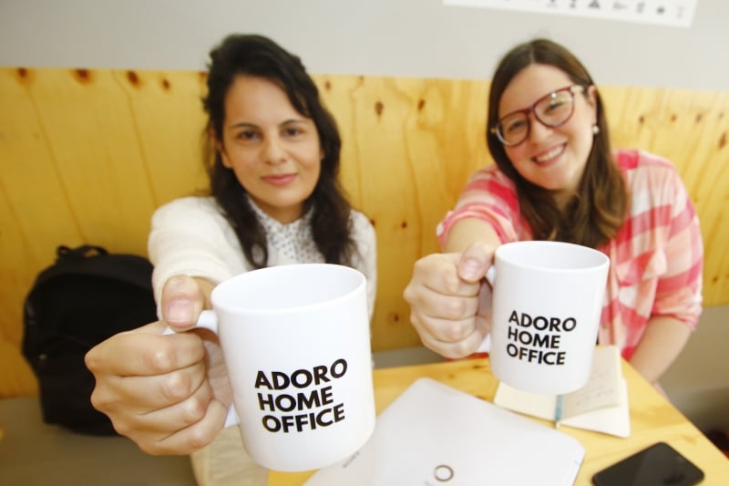 Juliana (esquerda) e Marcia costumam trocar o lar por cafeterias quando fazem reuni&otilde;es de neg&oacute;cios