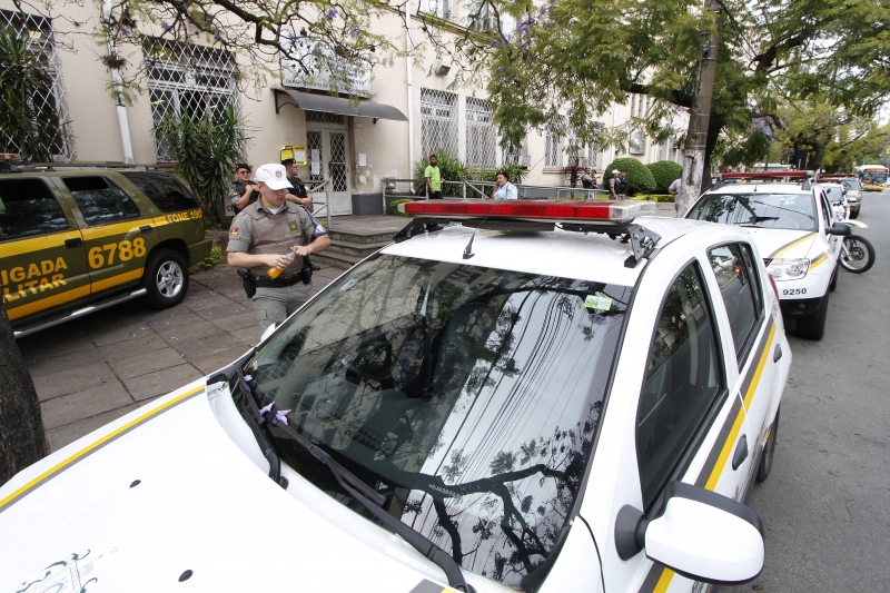 Ontem, presos sem lugar para serem levados esperavam nas viaturas