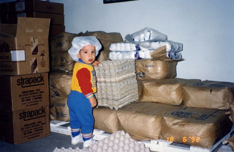 Jo&atilde;o quando pequeno nas depend&ecirc;ncias da empresa Foto: ARQUIVO PESSOAL/Divulga&ccedil;&atilde;o/JC
