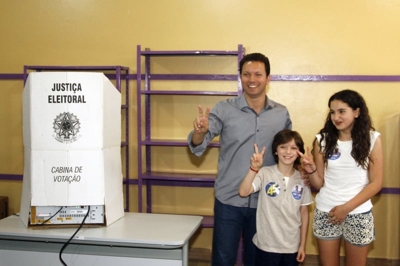 Marchezan Júnior votou com o filho e uma sobrinha e fez o gesto de "V" de vitória