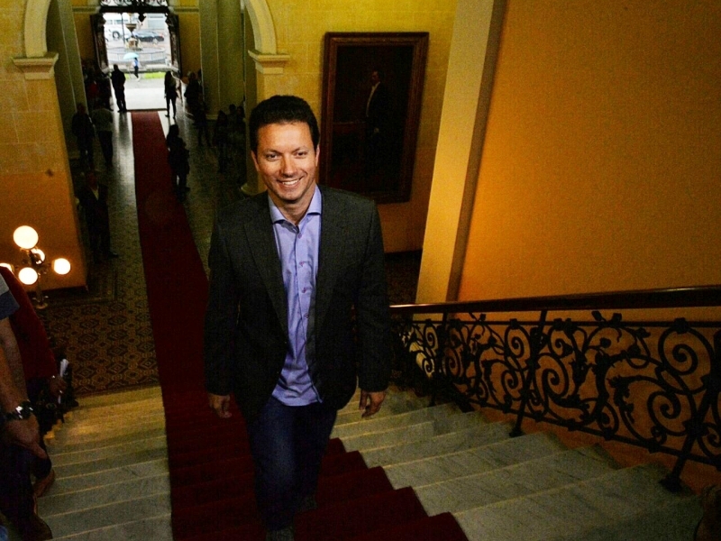 Nelson Marchezan Júnior sobe escadarias da sede da prefeitura pela primeira vez após eleição