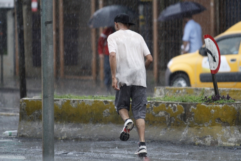 Final da manhã desta terça foi marcado por mudança do clima em Porto Alegre, com rajadas de vento e fortes pancadas de chuva