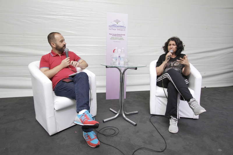 Diálogos JC na Tenda de Pasárgada, na 62ª Feira do Livro.
Na foto: Lu Vilella e Cristiano Vieira. Foto: PEDRO BRAGA/JC