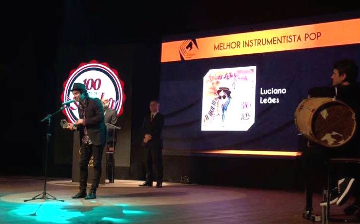 Luciano Leães recebe o troféu na categoria instrumentista na categoria álbum de música pop