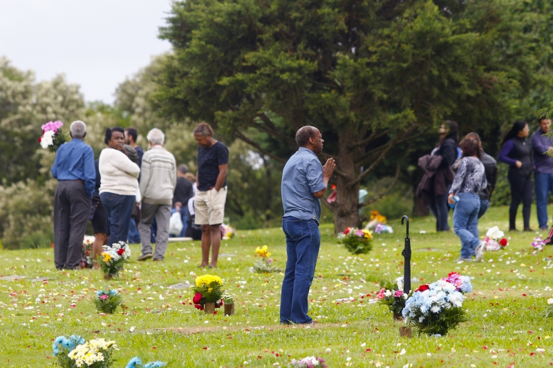 Cemitérios municipais estarão abertos em horário especial nesta sexta-feira