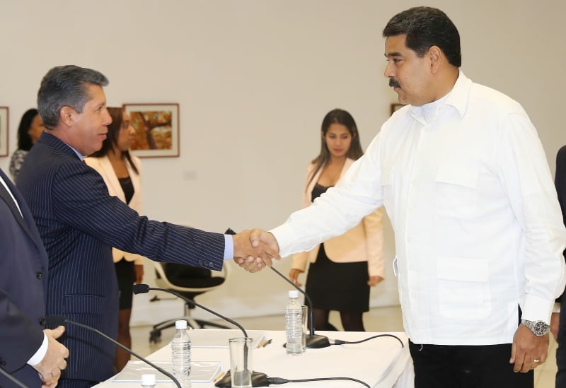 Com a economia do petróleo perto de um colapso, Maduro enfrenta uma crescente agitação civil