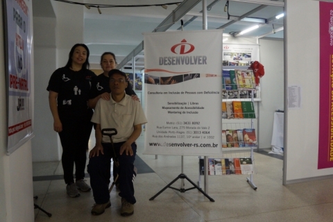 M&aacute;rcia e Sandra, da Desenvolver, com Carlos Alberto Soares, da ONG Vitamore 