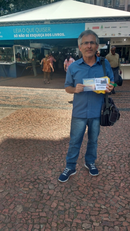 Luis Fiorenza vende CDs com poesias pr�prias na feira