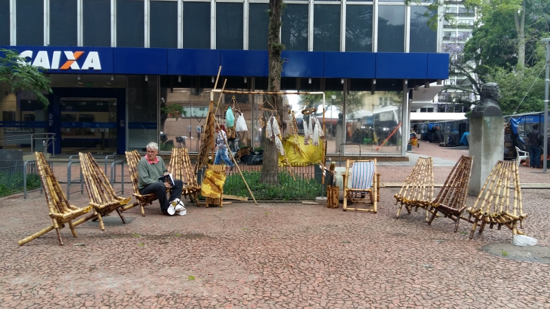 Paulo Roberto Correa Eidt tem 61 anos e faz arte com bambu h� 35; quando a Feira do Livro termina, ele sai da Sete de Setembro e exp�e seus produtos na Rua da Praia