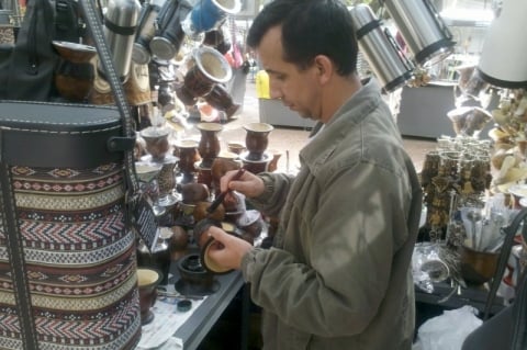 Rog&eacute;rio Pereira, artes&atilde;o que produz cuias de chimarr&atilde;o personalizadas na Pra&ccedil;a da Alf&acirc;ndega