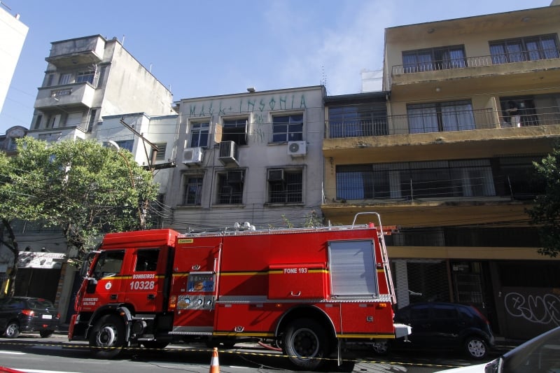 Bombeiros controlam fogo que atingiu prédio no Centro de Porto Alegre