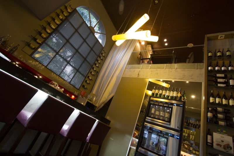Wine bar da Vinum Enoteca utiliza dois equipamentos italianos com capacidade para oito rótulos