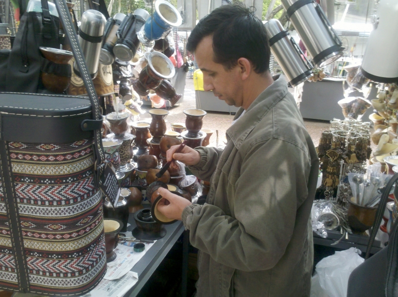 Rog&eacute;rio Pereira produz cuias de chimarr&atilde;o personalizadas Foto: Carla Zanett/Especial/JC