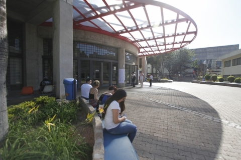 Movimento no &uacute;ltimo dia de realiza&ccedil;&atilde;o da prova do Enem, na Pucrs