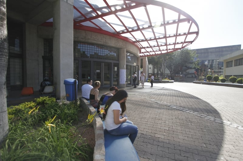 Movimento no &uacute;ltimo dia de realiza&ccedil;&atilde;o da prova do Enem, na Pucrs Foto: JONATHAN HECKLER/JC