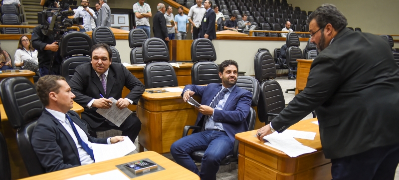 PDT, de Zacher (e), perderia CCs na próxima legislatura; debates entre vereadores seguem nos bastidores