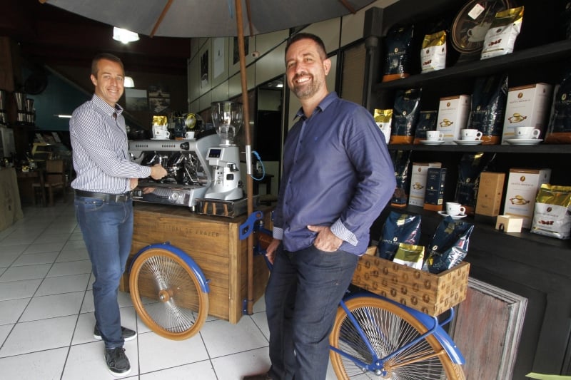 Andr&eacute; Hendler (e) e Alexandre Reiser fundaram a empresa em 2008