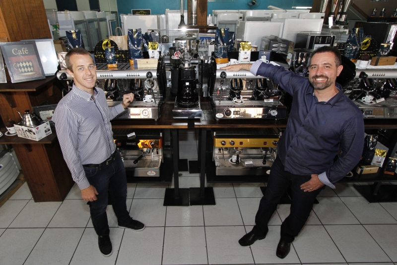 Alexandre (d) e Andr&eacute; criaram o neg&oacute;cio para ser refer&ecirc;ncia na regi&atilde;o Sul do Brasil  Foto: MARCELO G. RIBEIRO/JC