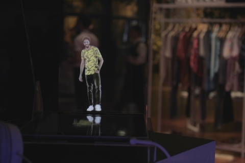 Al&eacute;m do Holocard, poder&atilde;o ser baixados os aplicativos para rel&oacute;gio, games e h&aacute; a tecnologia para empresas usarem em vitrines e eventos