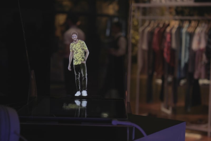 Al&eacute;m do Holocard, poder&atilde;o ser baixados os aplicativos para rel&oacute;gio, games e h&aacute; a tecnologia para empresas usarem em vitrines e eventos Foto: Os&oacute;rio Schaeffer/Divulga&ccedil;&atilde;o/JC