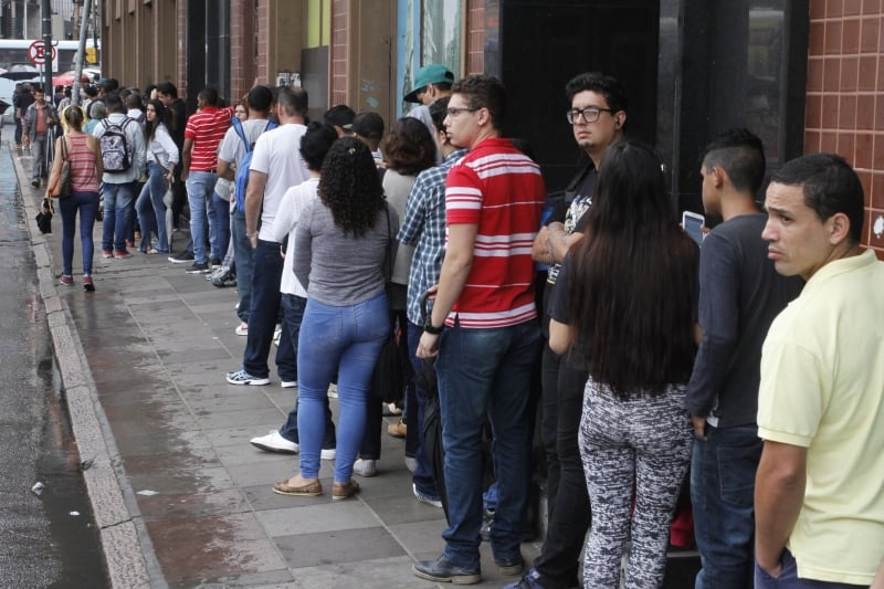 Mais de 2 mil pessoas encararam fila sob chuva para disputar 550 vagas de emprego em Porto Alegre