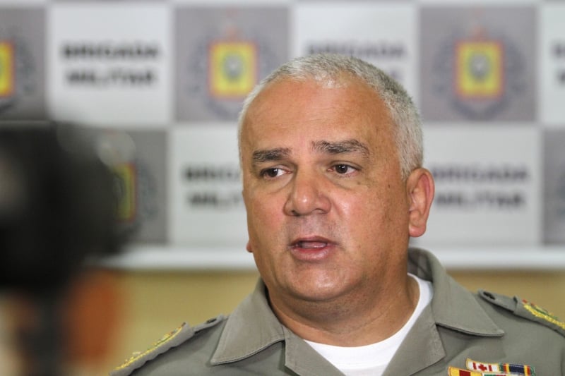 Coronel Alfeu Freitas explica que algemação em lixeira se deve a pedido de detentos para sair de viatura