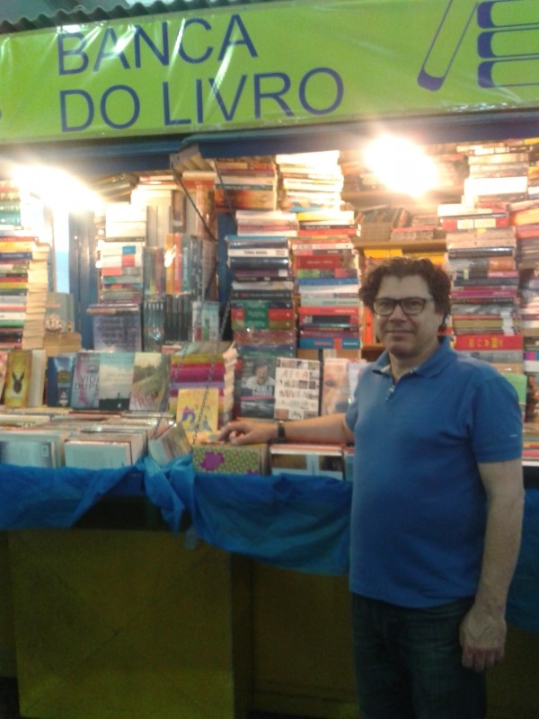 Vitor &eacute; livreiro e vice-presidente da C&acirc;mara Rio-Grandense do Livro Foto: PAULA FERNANDES/Especial/JC