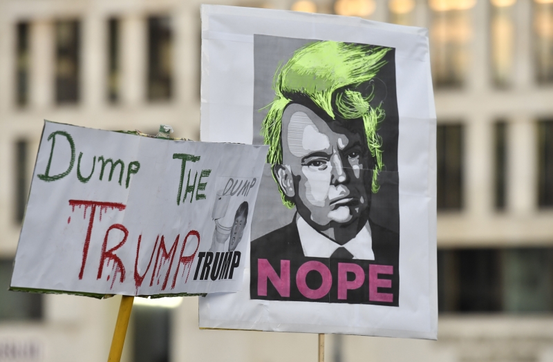 Manifestantes fizeram ato nas proximidades da embaixada norte-americana em Berlim