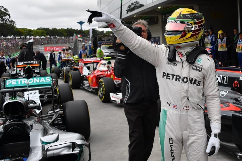 O piloto larga em primeiro, seguido pelo colega de equipe, Rosberg. Massa larga em 13º