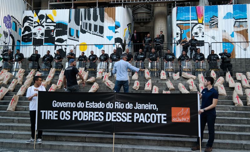 Cortes e demais medidas fiscais são alvo de protesto, organizado pelo movimento Rio de Paz, em frente à Assembleia Legislativa