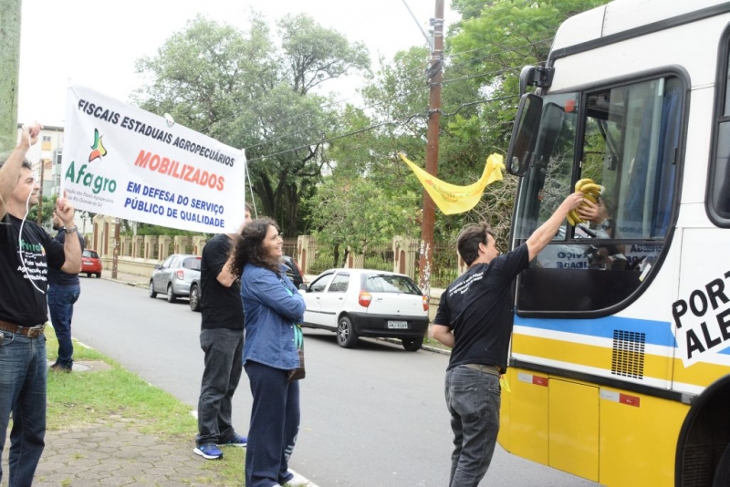 Fiscais agropecuários distribuíram banana para protestar contra parcelamento de salários