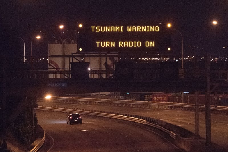 Aviso sobre o tsunami em via em Wellington mostra o impacto do terremoto na Nova Zelândia