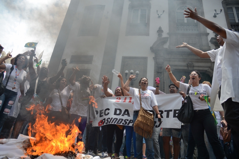 Servidores protestam contra o pacote de cortes do governo do estado em frente ao prédio da Alerj