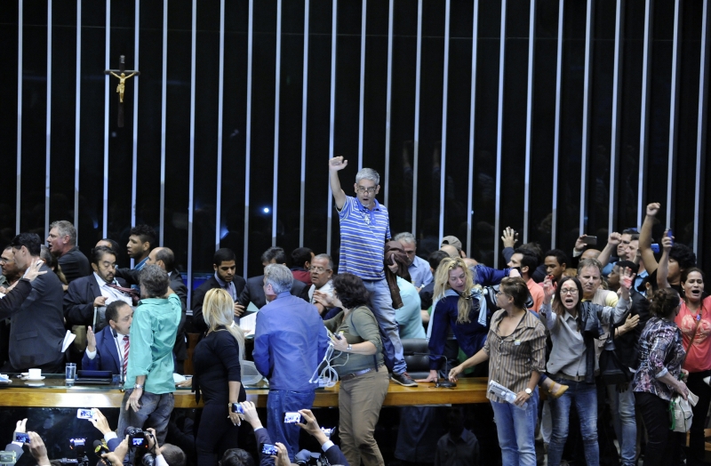 Ativistas entoaram palavras de apoio ao juiz federal Sérgio Moro e pediram para negociar com um general