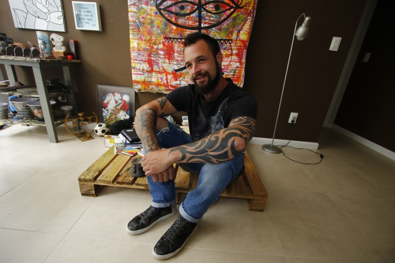 O est&uacute;dio de Francesco &eacute; rodeado de figuras m&iacute;sticas e livros sobre o tema Foto: FREDY VIEIRA/JC