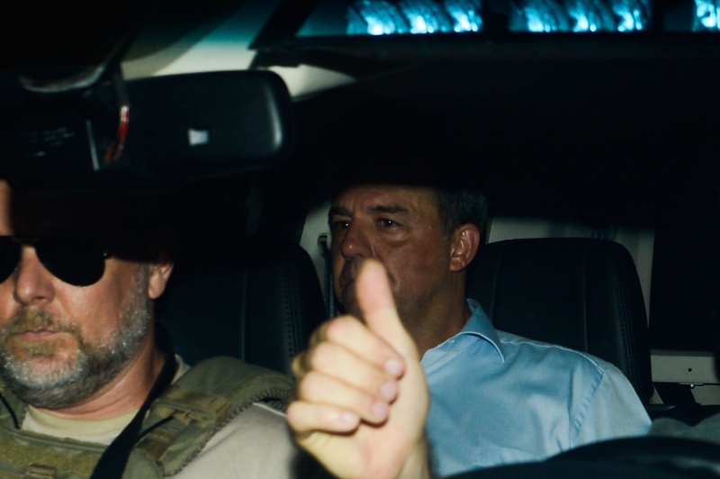 O ex-governador Sérgio Cabral é levado preso na operação Lava Jato em viatura da Polícia Federal 