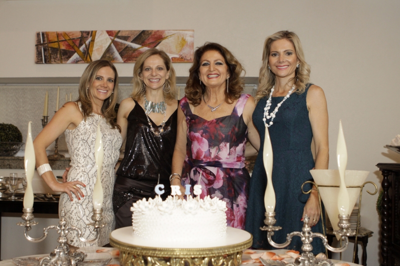 Cristina Piccoli entre as filhas Priscilla, Tatiane, e Débora Piccoli 