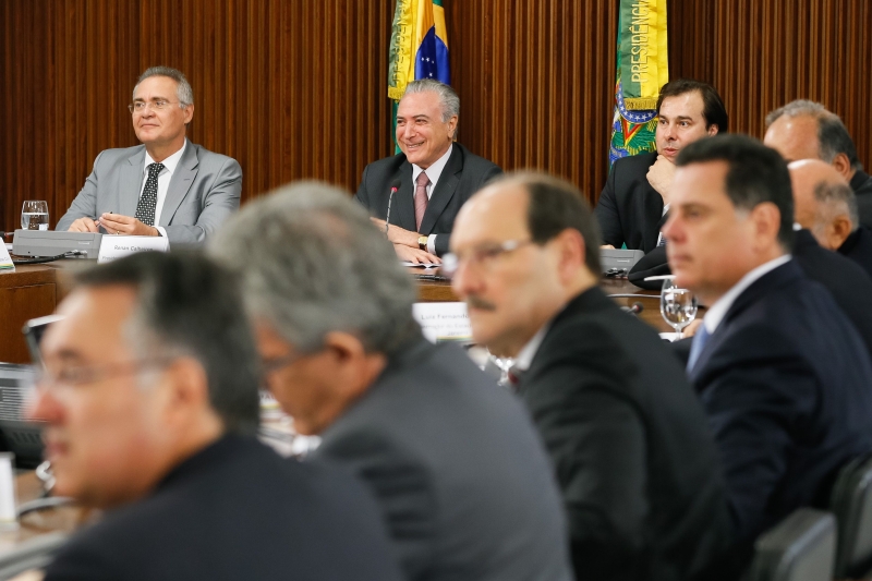  Presidente do Senado, Renan Calheiros, presidente Michel Temer, e o presidente da Câmara, Rodrigo Maia, durante reunião com governadores