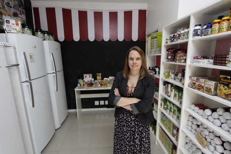  Ta&iacute;s &eacute; dona do Delivery Veg, que, em julho, abriu uma loja onde s&oacute; s&atilde;o vendidos produtos veganos Foto: MARCO QUINTANA/JC