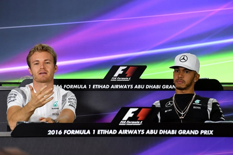 Nico Rosberg (E) e Lewis Hamilton durante a coletiva