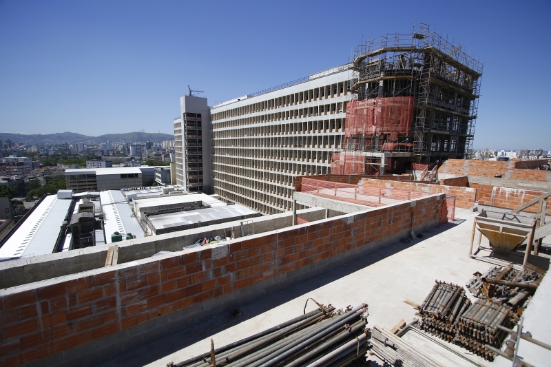 Vista do heliponto, no Anexo 1, com o prédio atual do Hospital de Clínicas ao lado