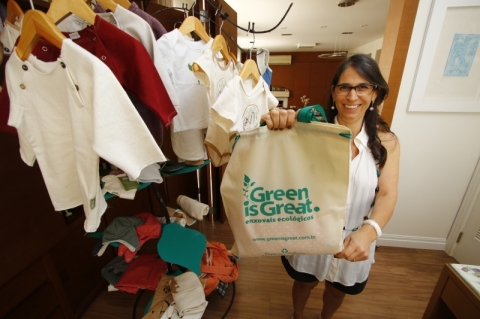 Al&eacute;m de idealizar os modelos, Beatriz finaliza os detalhes das pe&ccedil;as